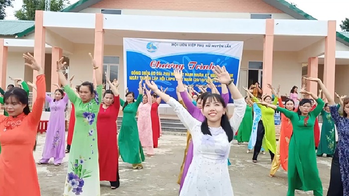 Hội LHPN huyện tổ chức "Đồng diễn áo dài" nhân kỷ niệm 90 năm Ngày thành lập Hội LHPN Việt Nam