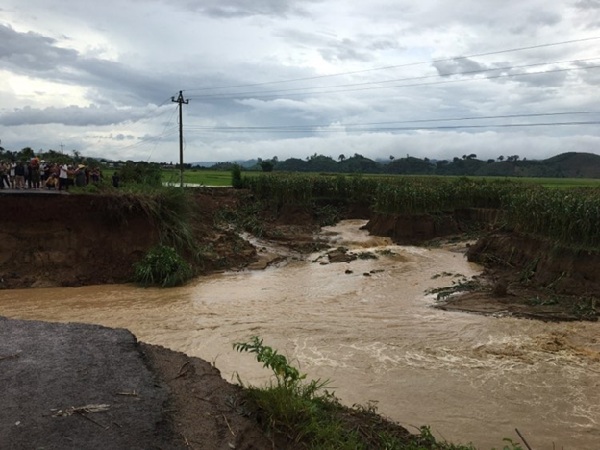 Bí thư Huyện ủy kiểm tra, chỉ đạo công tác khắc phục hậu quả sau mưa lớn tại xã Ea Rbin