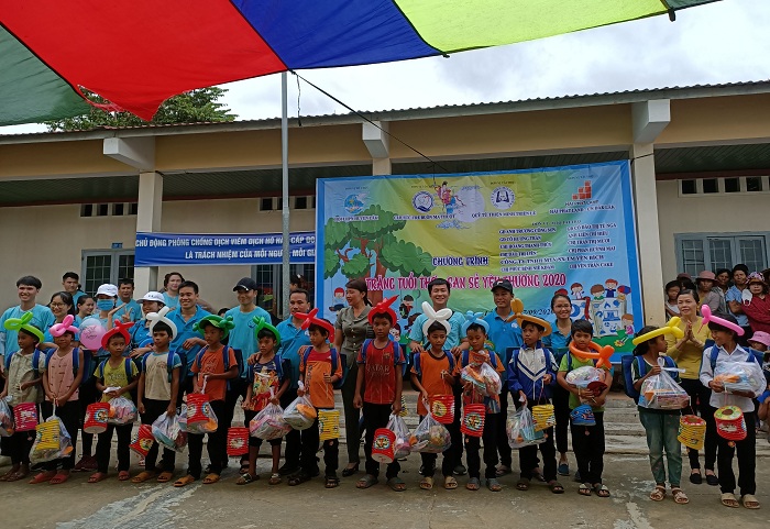 Tặng 600 suất quà cho thiếu nhi trên địa bàn huyện Lắk