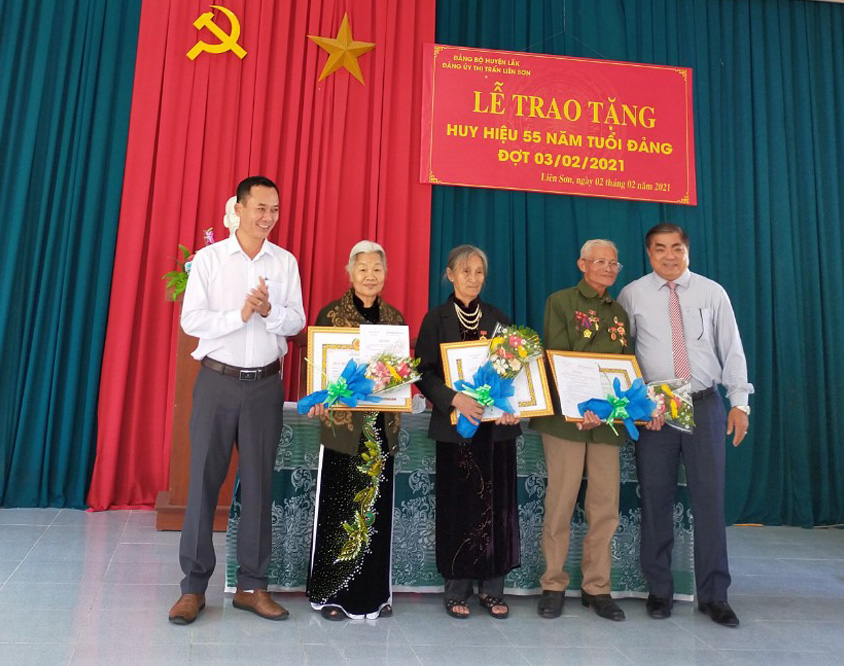 Huyện Lắk trao tặng Huy hiệu Đảng đợt 03/2/2021