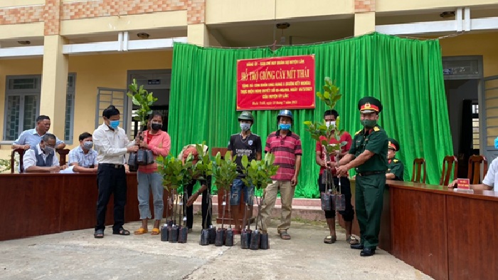 Đảng ủy - Ban Chỉ huy Quân sự huyện Lắk tặng giống cây mít thái  hỗ trợ bà con Buôn kết nghĩa