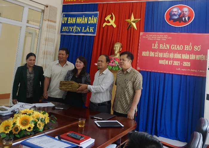 Lễ bàn giao hồ sơ người ứng cử  đại biểu Hội đồng nhân dân huyện Lắk, nhiệm kỳ 2021-2026