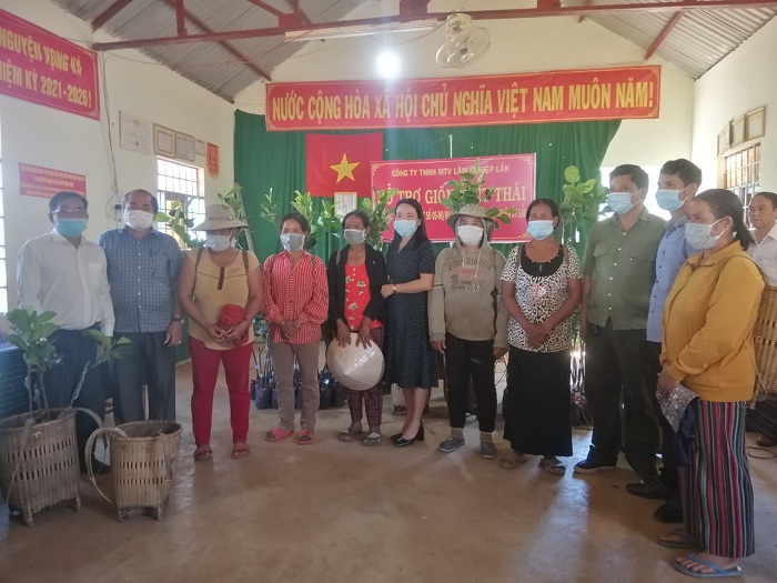 700 cây giống được trao tặng cho người dân buôn Đung, xã Đắk Phơi