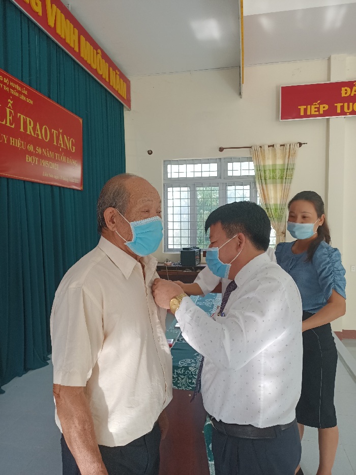 Huyện Lắk trao tặng Huy hiệu Đảng đợt 19/5/2021