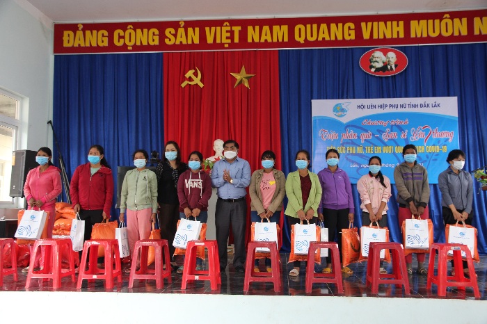 Hội Liên hiệp Phụ nữ tỉnh tổ chức chương trình “Triệu phần quà - San sẻ yêu thương” tại huyện Lắk