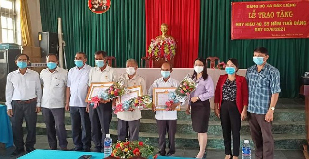 Huyện Lắk trao tặng Huy hiệu Đảng đợt 02/9/2021