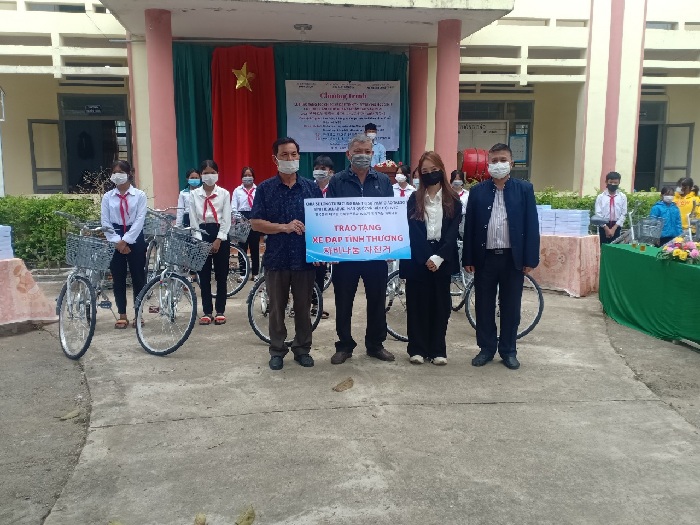 Trao tặng xe đạp, học bổng và tập vở cho các em học sinh  có hoàn cảnh khó khăn