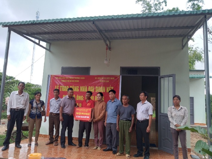 Bàn giao nhà Đại đoàn kết cho gia đình có hoàn cảnh khó khăn tại xã Đắk Liêng, huyện Lắk