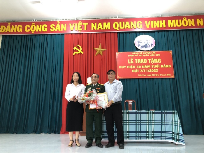 Huyện Lắk trao tặng Huy hiệu Đảng đợt 07/11/2022
