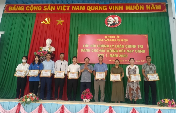 Huyện Lắk: Bồi dưỡng nhận thức về Đảng cho 82 quần chúng ưu tú