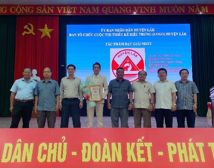 Trao giải cuộc thi thiết kế Logo huyện Lắk  và tổng kết Hội đua thuyền độc mộc huyện Lắk lần thứ 3 năm 2023
