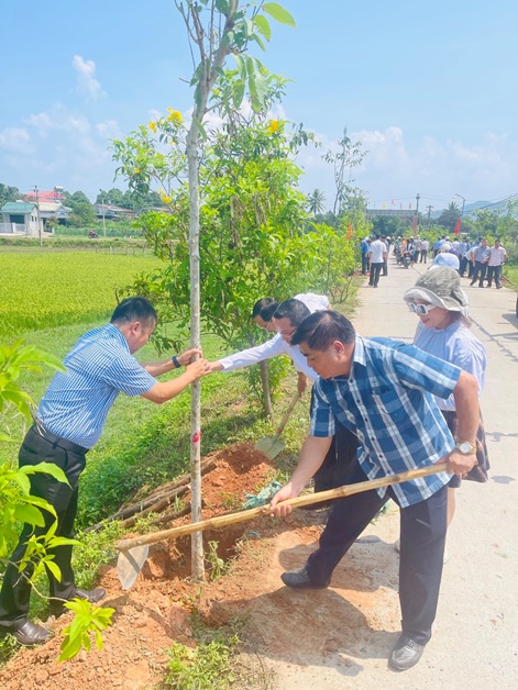 Huyện Lắk Phát động trồng cây chào mừng kỷ niệm 133 năm ngày sinh nhật Bác và hưởng ứng ngày Môi trường thế giới 05/06