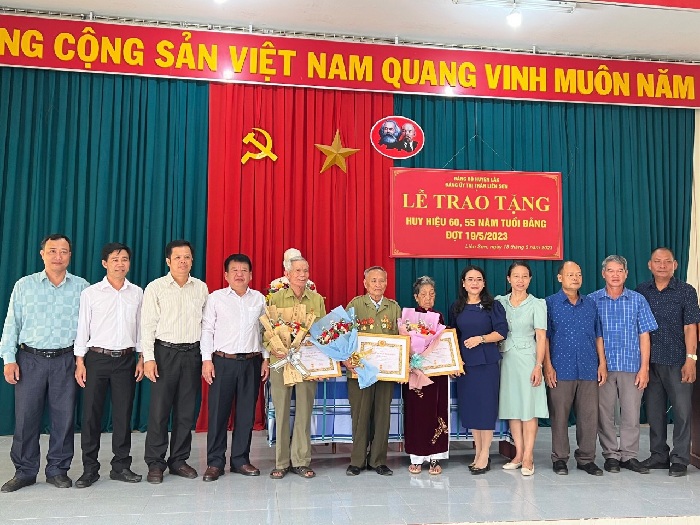 Huyện Lắk trao tặng Huy hiệu Đảng đợt 19/5/2023