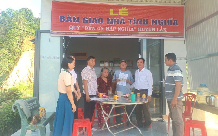 Bàn giao nhà tình nghĩa cho gia đình thân nhân Liệt sỹ tại xã Buôn Triết, huyện Lắk