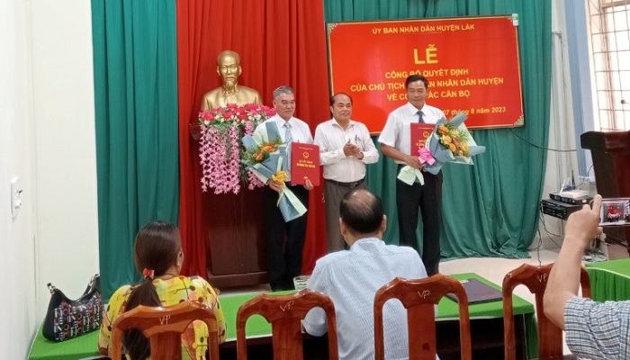 Ủy ban nhân dân huyện Lắk tổ chức Lễ công bố  Quyết định của Chủ tịch Ủy ban nhân dân huyện về công tác cán bộ