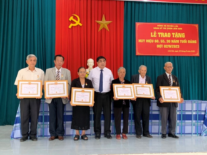 Đảng bộ huyện Lắk trao tặng Huy hiệu Đảng đợt 02/9/2023