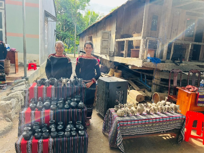 Bế giảng lớp truyền dạy và thực hành nghề làm gốm thủ công  của dân tộc M’nông tại Buôn Dơng Bắk, xã Yang Tao, huyện Lắk