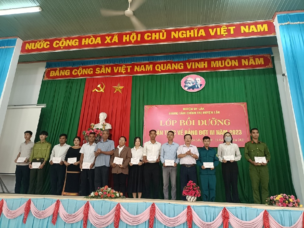 Huyện Lắk: Bồi dưỡng nhận thức về Đảng cho 57 quần chúng ưu tú