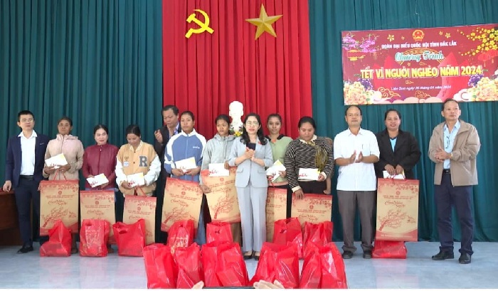Đoàn Đại biểu quốc hội tỉnh thăm, tặng quà, chúc tết tại huyện Lắk