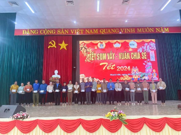 Liên đoàn lao động huyện Lắk trao quà cho đoàn viên, người lao động  có hoàn cảnh khó khăn nhân dịp tết Nguyên Đán Giáp Thìn 2024
