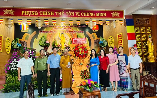 Đoàn công tác của huyện Lắk thăm, tặng quà các cơ sở Phật giáo