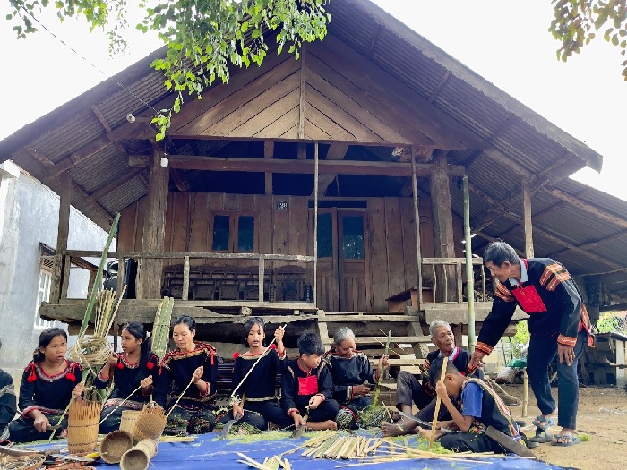 Truyền dạy nghề thủ công truyền thống Đan lát tại xã Yang Tao