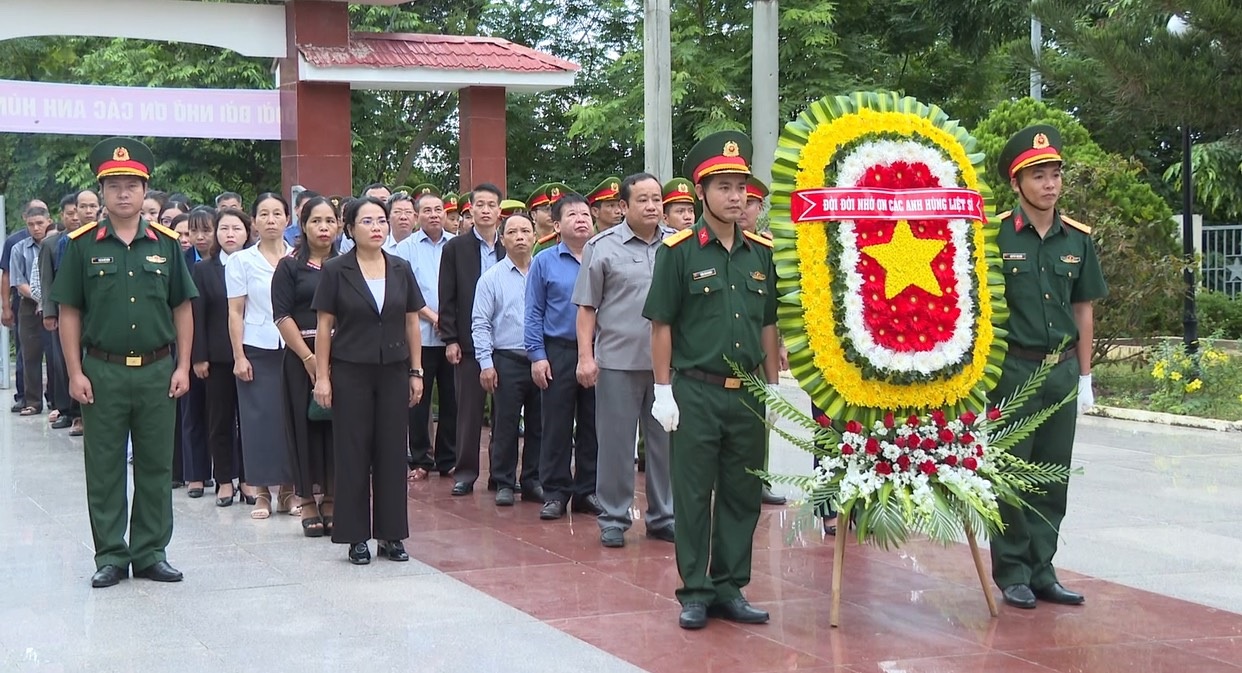 Thăm, tặng quà các đối tượng chính sách và người có công với cách mạng nhân 77 năm Ngày Thương binh - Liệt sĩ