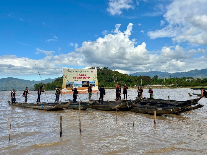 Nghi lê cúng hạ thủy thuyền